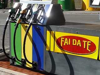 Zapfsäulen einer Agip-Tankstelle. Diesel, Super, bleifreies Benzin