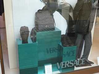 Foto: Versace Outlet Italien, © Stefan Radner Versace taschen Outlet